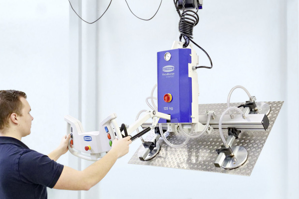 Beim Vakuum-Hebegerät VacuMaster Comfort von Schmalz wurde die Bedieneinheit mit einem ergonomischem Design optimiert und das Steuerpanel neu gestaltet.