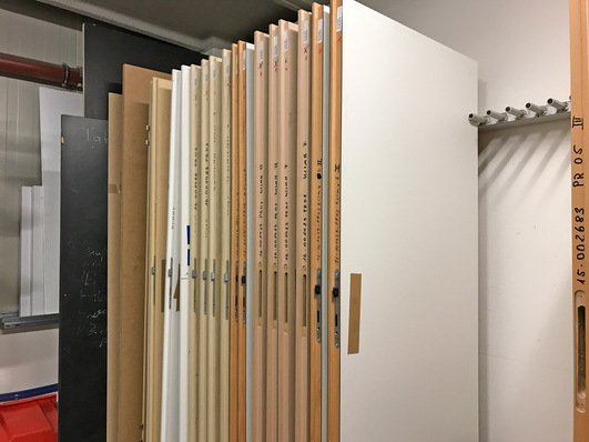 Am ift Rosenheim werden auch für Innentüren eine Vielzahl an Prüfungen durchgeführt. Hier im Bild vorklimatisierte Probekörper vor der Differenzklimaprüfung nach EN 1121.