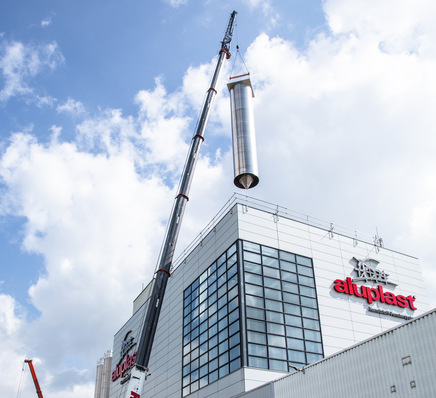 aluplast hat vier zusätzliche Dryblendsilos und eine neue Mischlinie in den vorhandenen Mischturm eingebaut. Mit den Maßnahmen kann die Mischkapazität um 50% gesteigert werden.