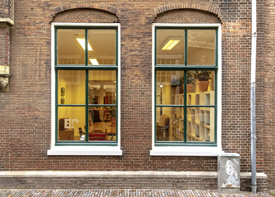 Das Vakuumglas Fineo schaffte es, dass selbst alte Sprossenfenster gut dämmen und zudem die schönen Holzprofile und Fensterrahmen erhalten bleiben.