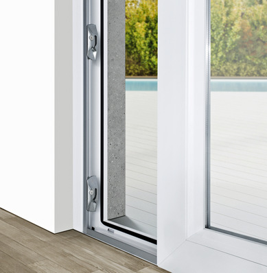 Der Beschlag Winkhaus duoPort AS verschließt Fenster und Türen besonders dicht. Zum Öffnen fährt der Flügel rund 6 mm weiter in den Innenraum und lässt sich dann leichtgängig mit nur einem Handgriff verschieben.