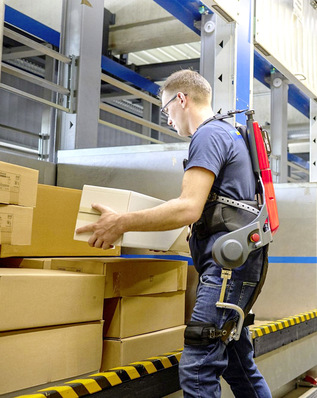 Exoskelette für die Industrie und Logistik­branche machen große Fortschritte und sind bald für Montage­situationen einsetzbar.