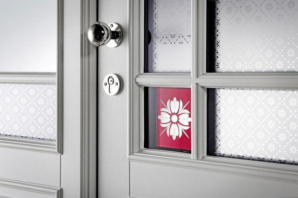 Der zeitlose Klassiker für den skandinavischen Wohnstil: facettenreich in Weiß gestaltet mit ­filigraner Schmuckverglasung und Sprossen.