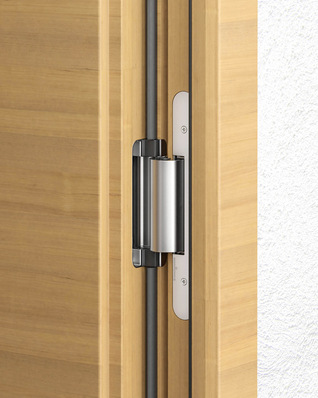 Für konventionell gefälzte Holzhaus­türen kommt die Modellausführung Tectus TE 680 3D mit einem Belastungswert von 160 kg zum Einsatz.