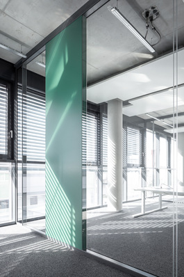 Die Gläser des Lindner Trennwand­systemen Life Clear lassen sich durch ­Folierung, ­Emaille oder Siebdruck ­individuelle gestalten.