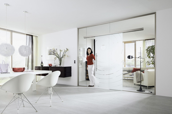 Um die Verletzungsgefahr zu minimieren, werden Glasschiebe­türen meist aus Sicherheits﻿glas gefertigt: aus ESG oder VSG.