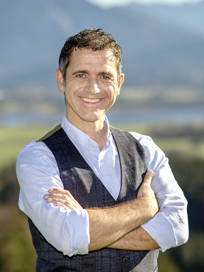 Armin Leinen ist Experte für gelebte Kunden­begeisterung und Markenentwicklung im Handwerk. Der Branchenexperte gibt seine praktischen Erfahrungen in Impulsvorträgen und Schulungen für Händler und Handwerksbetriebe im Präsenz- und in Online-Formaten motivierend und umsetzbar weiter. Weitere Infos und zahl­reiche Referenzen unter www.arminleinen.com.