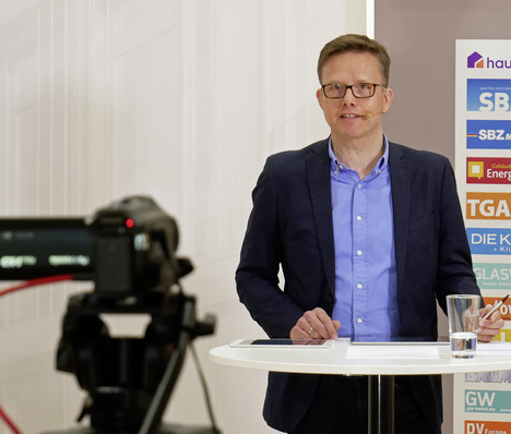 Die thematisch geordneten Sessions wurden moderiert von den beiden Verantwortlichen der Medien ­GLASWELT (Daniel Mund, hier im Bild) und des Gebäude Energieberaters, Pia Grund-Ludwig.