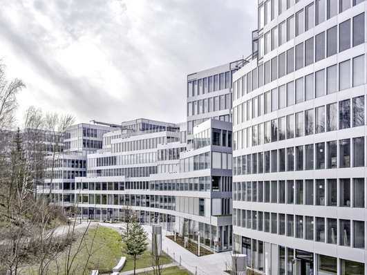 Die 8600 Fassaden-Elemente des „Circle“-Komplexes wurden bei Gartner in Gundelfingen gefertigt, teils als Closed Cavity Fassade und dann auf der Baustelle am Flughafen Zürich in die Unterkonstruktion eingehängt und fixiert. 