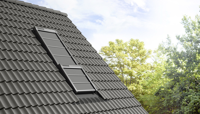 Die neue Solar-Hitzeschutz-Markise Verdunkelung ist jetzt auch für die Lichtlösung Lichtband verfügbar. Sie sorgt nicht nur für angenehme Temperaturen im Dachgeschoss, sondern kann ­darüber hinaus den Tageslichteinfall verhindern.