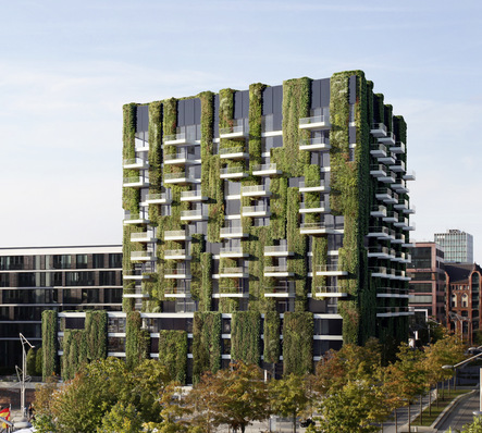 Schüco ist aktuell dabei, integrierte Lösungen für die Bepflanzung und ­Bewässerung an einigen Objekten zu testen. Auch auf dem Schüco Campus in Bielefeld wird in ­Zukunft eine „Grüne Fassade“ gezeigt.