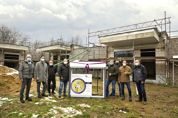 Der Neubau einer inklusiven Kindertagesstätte mit Zentrum für Frühförderung des Caritasverbandes Mönchengladbach ging im Januar 2021 an den Start. Foto von links nach rechts: Friedhelm van den Berg (Gebietsverkaufs­leiter profine), Frank Meier (Technischer Vorstand WohnBau Mönchengladbach), Christian Heinen (Vorstands­vorsitzender WohnBau Mönchengladbach), Markus Müllers (Geschäftsleiter Rolladen Müllers), Jan Bartels (Vertriebsleiter Rolladen Müllers), Michael Eibel (Projektmanager profine), Marco Löhr (Fertigungsleiter Rolladen ­Müllers), Arne Nix (Projektleiter Rolladen Müllers).