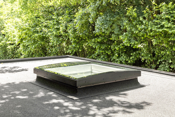 Die Variante „Konvex-Glas“ (hier im Bild) eignet sich für den Einbau auf ­Dächern mit ­Neigungen von 0 – 15 Grad, die Variante „Flach-Glas“ für Dach­neigungen von 2 – 15 Grad.