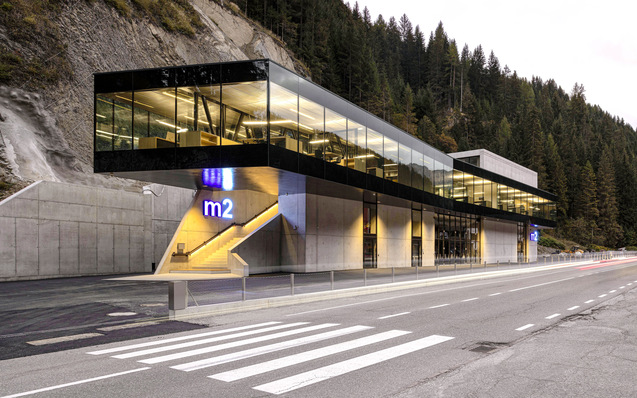 Beim Bürogebäude der m2 Railgroup in La ­Valle ­erstreckt sich eine Glasfront über die gesamte ­Länge des auskragenden Obergeschosses