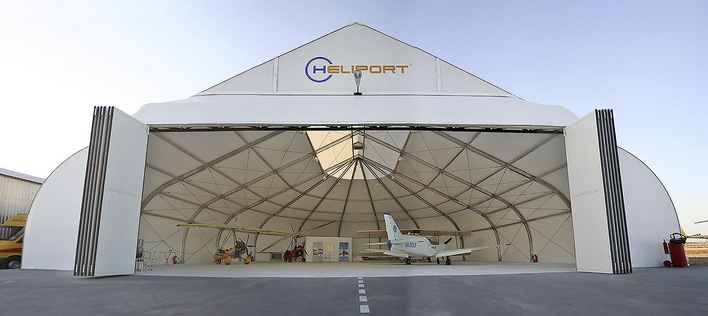 Ein Falttor von 16 m Breite und 5 m Höhe verschließt den ­Hangar des Sportflughafens in Odessa (Ukraine).