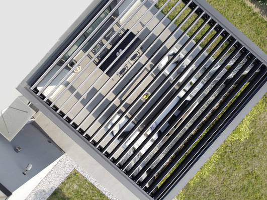 Die bis zu 135° verstellbaren Lamellen ermöglichen eine gute Belüftung und Beschattung.