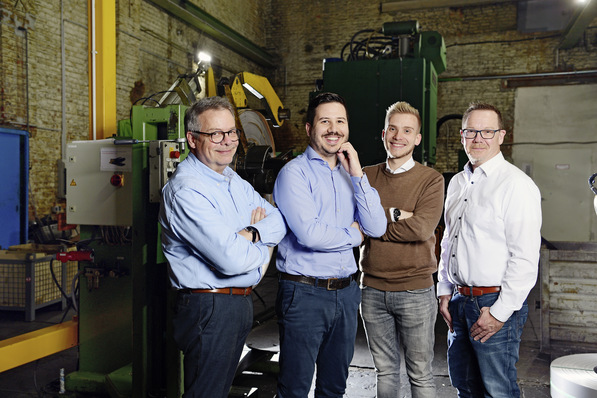 Die beiden Geschäftsführer Markus (l.) und Patrick Müller (r.) mit der nachfolgenden Generation David Hinz (2. v. l.) und Moritz Müller.