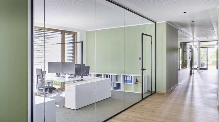 Das trockenverglaste Trennwandsystem AL-Office von Längle Glas zeichnet sich durch eine große Gestaltungsvielfalt, das klare Design und den geprüften Schallschutz aus. 