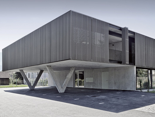 Falt-Schiebeläden schaffen mehr Gestaltungsfreiheit bei der Fassadengestaltung.