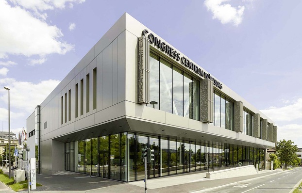 Die neue Fassade am Congress Centrum in ­Würzburg wurde offen und einladend aus Glas und Metall ­gestaltet.