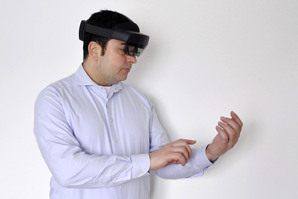 Homeoffice für Ingenieure und Techniker: Simon Fuchs von Kuraray demonstriert, wie die Wartung komplexer Anlagen per MR-­Brille und virtuellem Werkzeugkoffer von zu Hause aus funktionieren kann. Er leitet das Projekt bei Kuraray in Troisdorf.