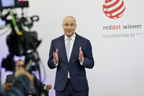 Josef Beckhoff, Vorstand Vertrieb und Marketing der Veka AG, begrüßte die ­Zuschauer an den Bildschirmen und die anwesenden Experten im Studio.