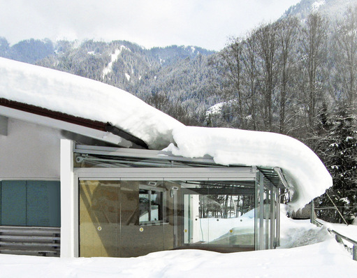Schnee und Eis können eine enorme Belastung für flache Glasdächer sein. So-larlux, Hersteller hochwertiger Winter­gärten und Terrassenüberdachungen, kon-zipiert diese so, dass sie auch extremen Wetterlagen standhalten.
