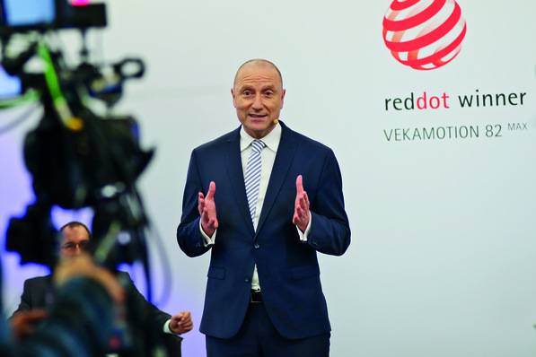 Josef Beckhoff, Vorstand Vertrieb und Marketing der Veka AG, begrüßte die Zuschauer an den Bildschirmen und die anwesenden Experten im Studio.