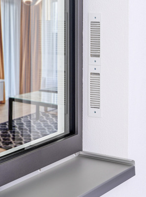 Das Zwei-Wege-Lüftungsgerät Gealan Caire smart kann überdämmt und überputzt werden.