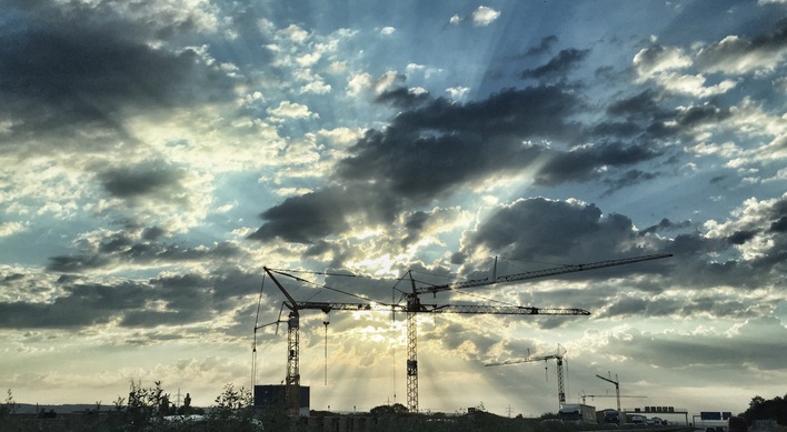 Für das laufende Jahr prognostiziert die Studie auf dem Fenstermarkt  im Neubau ein Minus  von 1,6 %, bei der  Modernisierung  wird mit einem weiteren  Plus  von 1,0 % gerechnet. Der Grund dafür sei in den erwarteten  Neubaurückgängen  im  Nichtwohnbau zu sehen.   