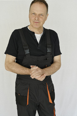 Auf der non-verbalen Ebene gibt es wichtige Signale, die der Monteur einsetzen kann. ­Eine ­offene, zugewandte Körpersprache und Mimik zeigt dem Kunden eine freundliche, wert­schätzende Grundhaltung. Damit wird (bei Monteur und Kunde) automatisch Stress ­abgebaut und ein Einvernehmen auch in Krisensituationen ist leichter und schneller möglich.