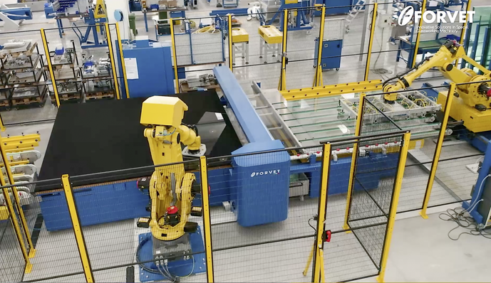 Zuschnitt via Roboter: die Weiterentwicklung des robotergestützten Zuschnitt-Systems KEY mit integriertem Glaslager ist auf gleichem technologischem Niveau wie die hochproduktiven Forvet Bearbeitungszentren.