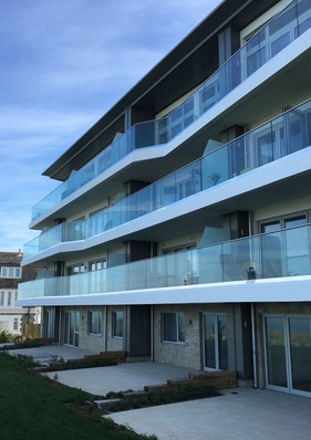 Das Taper-Loc Glasgeländer von C.R. Laurence erlaubt eine glasklare Durchsicht ohne Stützen.