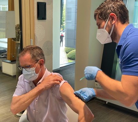 Beim Kneer-Stammsitz in Westerheim werden jetzt 48 Mitarbeiterinnen und Mitarbeiter geimpft. 