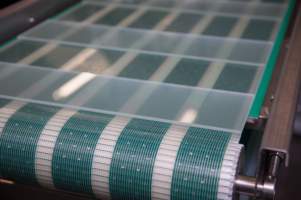 Die HabaSYNC Breitzahnriemen für die Glasindustrie verbinden maximale Transportbreite mit exakter Positionierung.