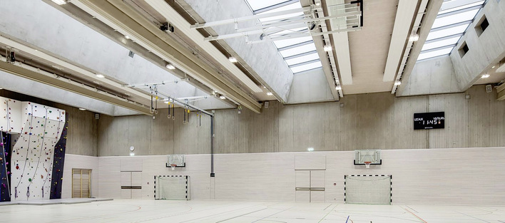 Die Dachverglasung der Sporthalle mit Okasolar 3D ist durch ihre Rastergeometrie maximal durchlässig für ­diffuses Tageslicht. So lassen sich immer gleichmäßige Beleuchtungsstärken erzielen, unabhängig von der Witterung.