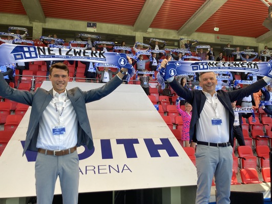 Gut gelaunt auf der Bühne: Oliver Frey und sein Sohn Marco, der ab September ins Netzwerk einsteigen wird.