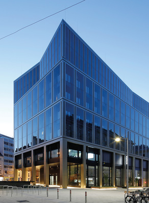 Die vetroFit SG Fassade ist kompatibel mit jeder handelsüblichen Fassaden-Unterkonstruktion und sogar ohne vorgespanntes Glas als Außenscheibe realisierbar, was eine verzerrungs- und anisotropienfreie Außenansicht erlaubt.