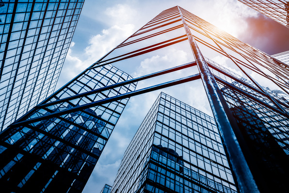 Die DIN 18008 richtet sich nicht primär an Glashersteller, sondern an diejenigen, die planerisch oder praktisch Glas mit Haltekonstruktionen zusammen bringen, also an Fenster- und Fassadenbauer.