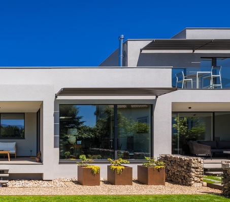 Mit seiner äußerst geringen Wärmeleitfähigkeit minimiert  d er  Sw i sspacer  als Warme Kante  bei Isolierglas  die Wärmeverluste , wie hier bei dieser Villa in Spanien.