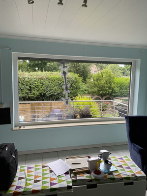 01: Ansicht der beanstandeten Isolierglasscheibe mit dem abgeklebten ­Glassprung.