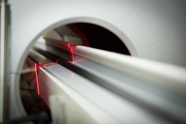 Unaufhörlich, unermüdlich, mit Argus­augen: Per Laser macht das Inline-Vermessungssystem von Pixargus Profil­maße für Kameras sichtbar.