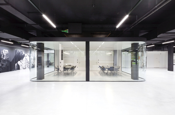 Gerade bei den vollflächigen Verglasungen der Büros, die teils auch gebogene ­Glas­elemente beinhalten, kann Tectus Glas seine Vorteile sehr gut ausspielen.