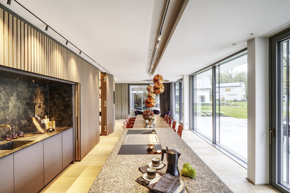 Luxuriöses Vorzeigeobjekt: Die repräsentative ­Villa des Fertighausherstellers WeberHaus wurde für ihr außergewöhnliches Design mit dem „Deutschen Traumhauspreis in Silber“ ausgezeichnet.