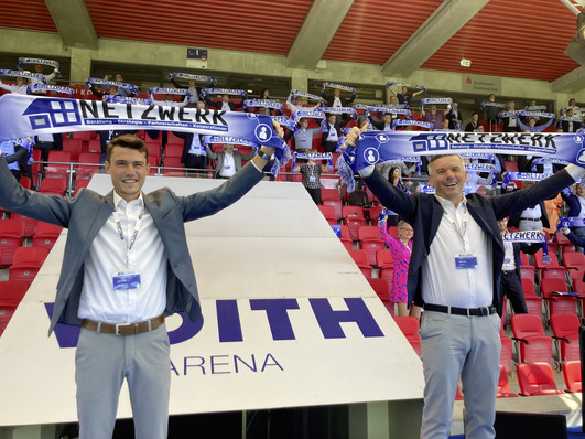 Gut gelaunt auf der ­Bühne: Oliver Frey und sein Sohn Marco, der ab September ins Netzwerk einsteigen wird.