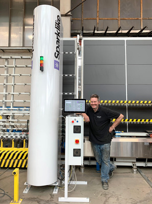 Mit der Laser-­St﻿ation von Sparklike kann Isophon den Gasfüllgrad seiner Isolierglas-Einheiten nun inline prüfen. 