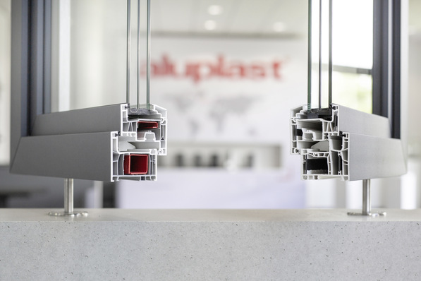 Links im Bild Ideal neo, das klassische Fenster mit Klebe­option; rechts energeto neo mit Verstärkungen „powerdur inside“