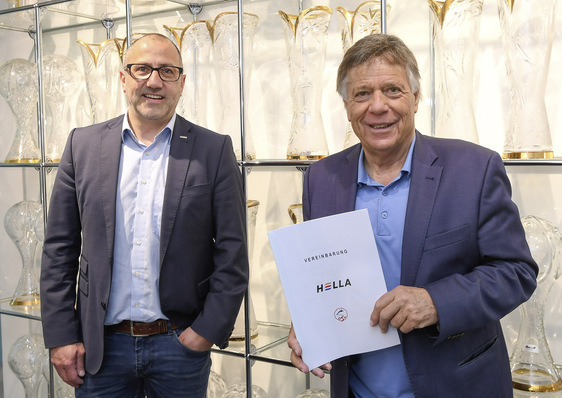 Andreas Kraler, geschäftsführender Gesellschafter der Hella Gruppe und SV-­Präsident Peter Schröcksnadel schließen eine Kooperation für drei Jahre ab.