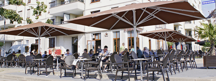 Gerade in Fußgängerzonen schaffen Schirme eine natürliche Abgrenzung der Gastronomiefläche zu der Lauffläche und bieten dem Gast ein wohlbehütetes Ambiente.