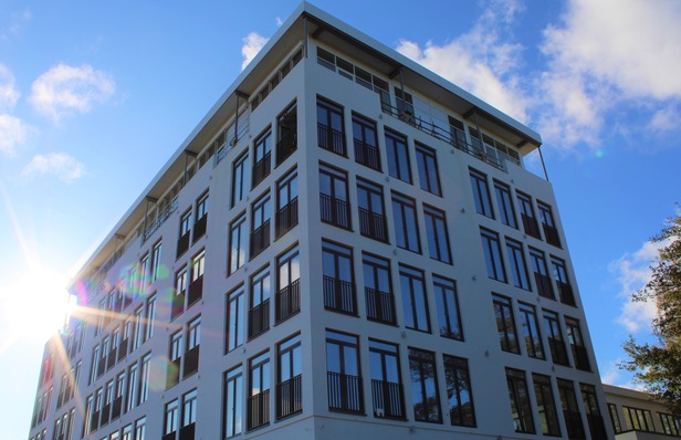 Um den Trend nach großen bodentiefen Elementen gerecht zu werden, sind bautechnische Nachweise bzgl. der Absturzsicherung zu erbringen.